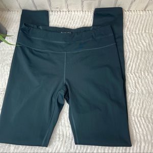 Athleta Be Free Back Stash Pocket Green Sz:MT